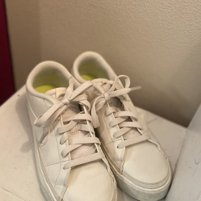 Wht Faux Lther Sneaker<br />
White<br />
Size: 8 R $90