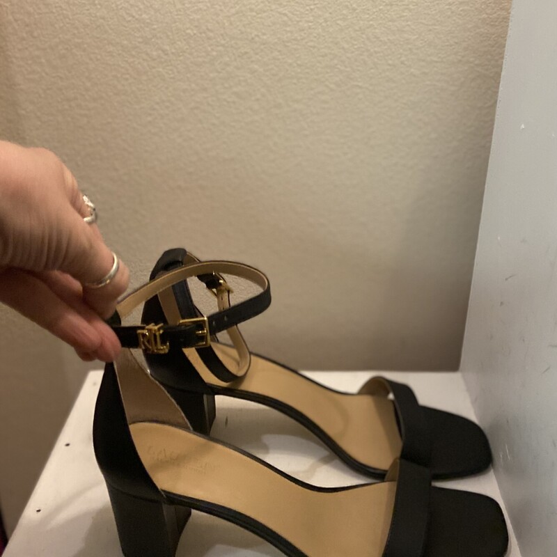 BK Lthr Bckle Heel Sandal<br />
Black<br />
Size: 8 R $145