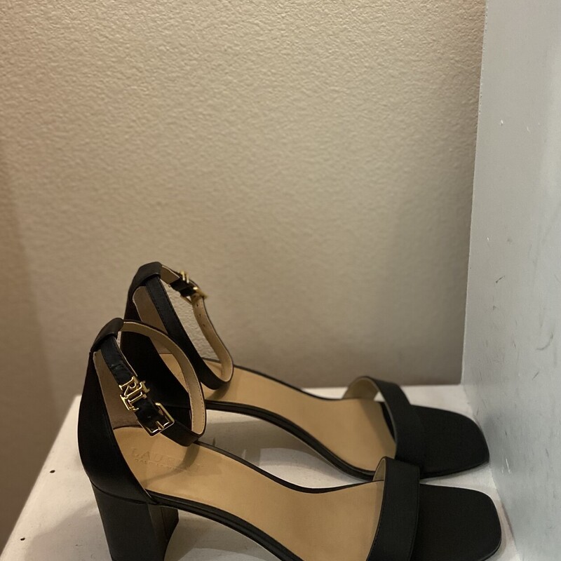 BK Lthr Bckle Heel Sandal<br />
Black<br />
Size: 8 R $145