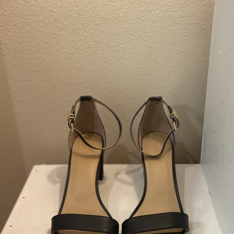 BK Lthr Bckle Heel Sandal<br />
Black<br />
Size: 8 R $145