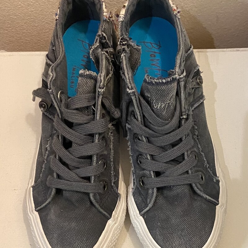 Blue Den Distrss Sneaker<br />
Blue<br />
Size: 8 R $45