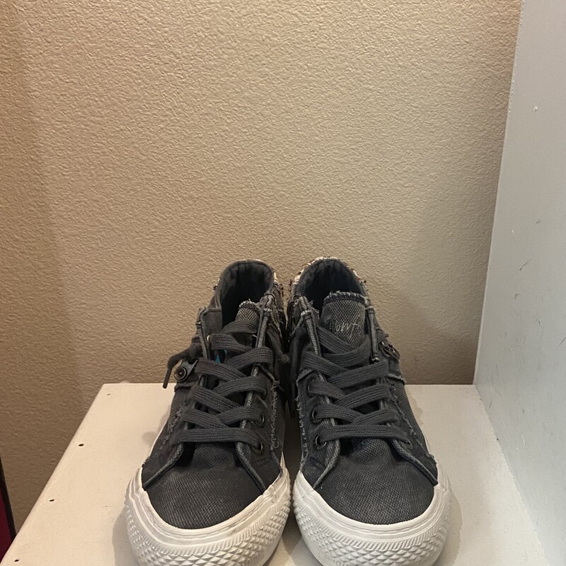 Blue Den Distrss Sneaker<br />
Blue<br />
Size: 8 R $45