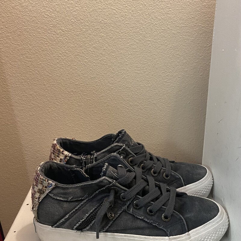 Blue Den Distrss Sneaker<br />
Blue<br />
Size: 8 R $45