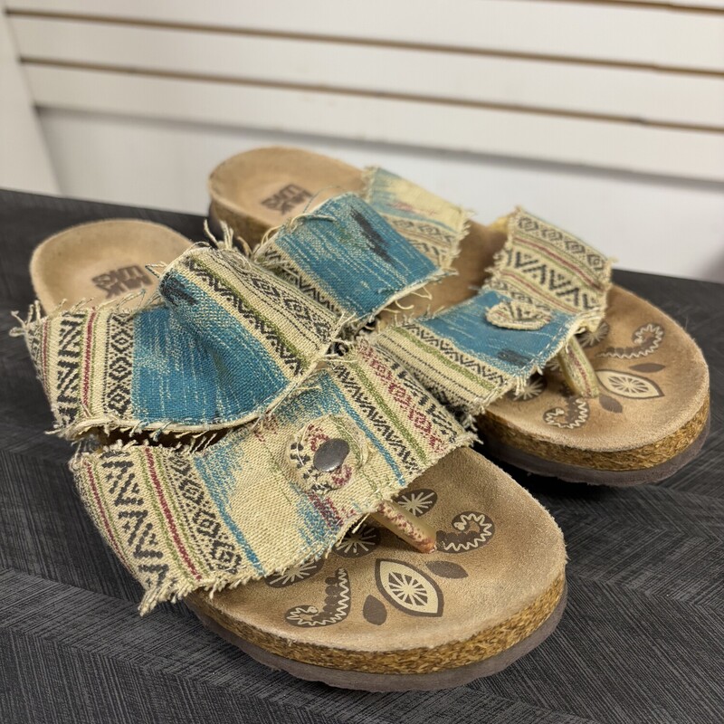 Muk Luk Sandals, Size: 6