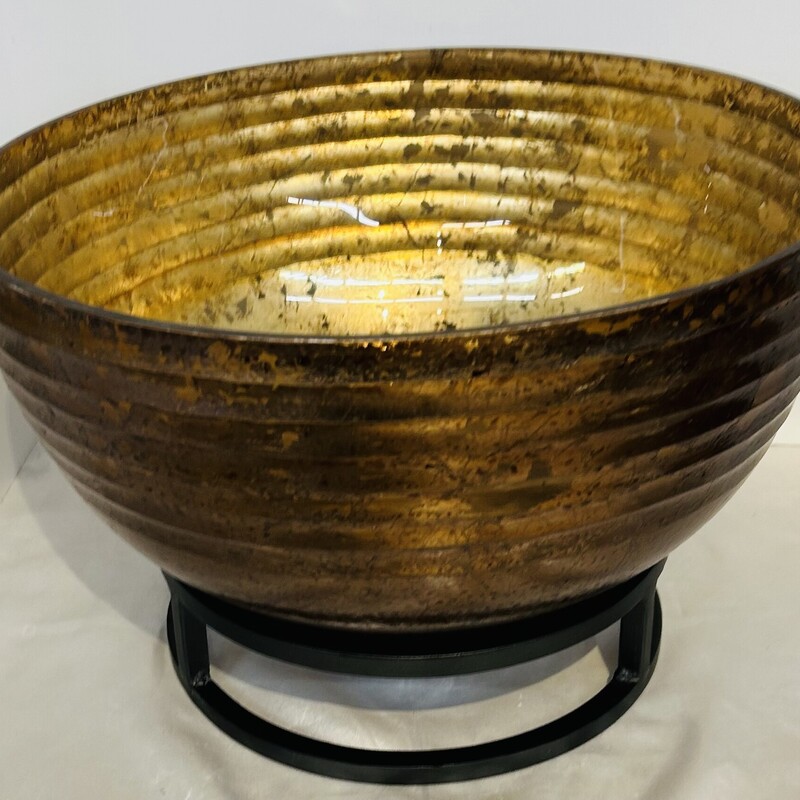 Metallic Bowl On Stand
Gold
Size: 15 x 10 H