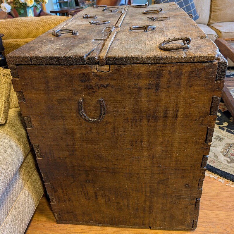 Antique Grain Bin, Dos, Gallos<br />
54 x 27 x 36h