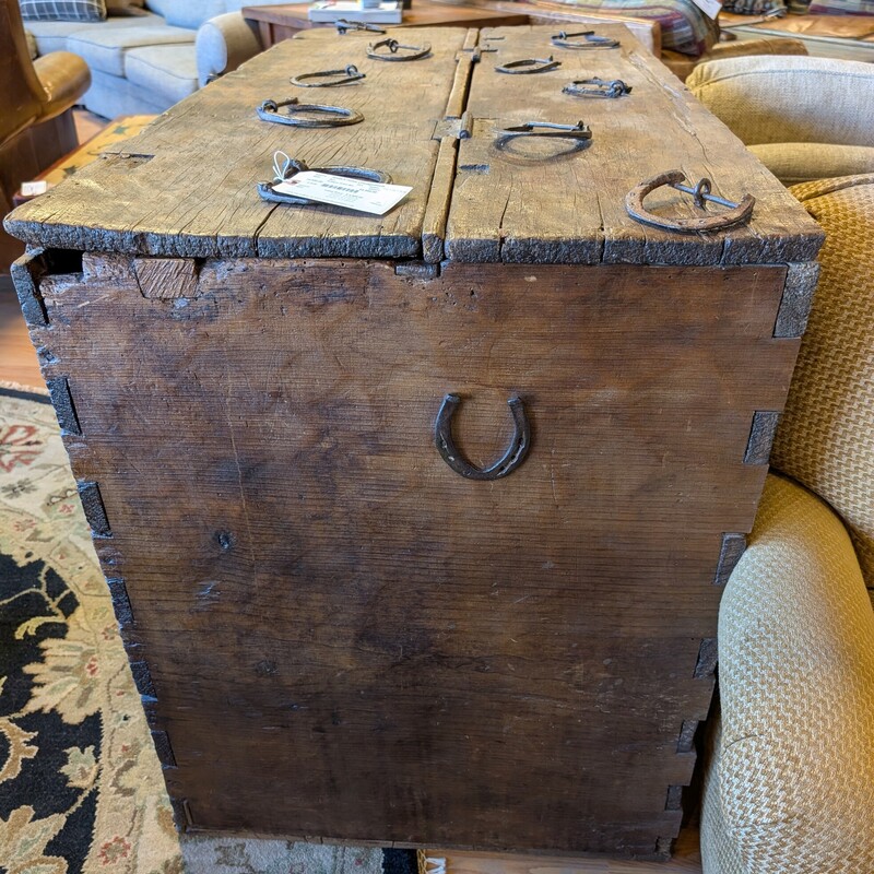 Antique Grain Bin, Dos, Gallos<br />
54 x 27 x 36h