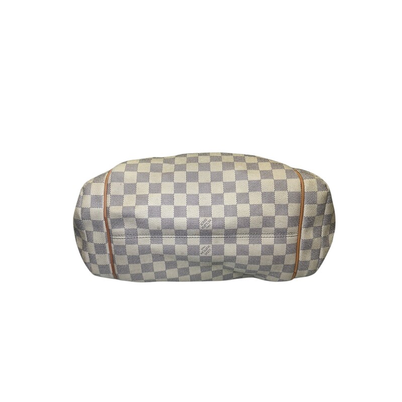Louis Vuitton Totally Azur MM

Date Code: SD111172

Dimensions: Base length: 13 in

Height: 11.5 in

Width: 6 in

Drop: 9 in

In good condition. Some minor discloration on the canvas and some interior wear.

Does not come with original dust bag or box.