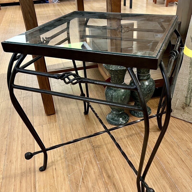 Table Accent Iron Base, Glass top,
Size: 22x22x23