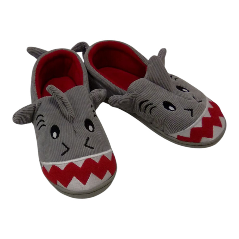Shark Slippers, Boy, Size: 11/12

Located at Pipsqueak Resale Boutique inside the Vancouver Mall, Suite 230, (upstairs between Round 1 and Golds Gym) or online at: #pipsqueakresale

All items are photographed prior to being steamed. Cross posted, items are located at #PipsqueakResaleBoutique, payments accepted: cash, paypal & credit cards. Any flaws will be described in the comments. More pictures available with link above. Local pick up available at the #VancouverMall, tax will be added (not included in price), shipping available (not included in price, *starts at $9.99; please contact regarding shipment of toys or other larger items), item can be placed on hold with communication, message with any questions. Join Pipsqueak Resale - Online to see all the new items! Follow us on IG @pipsqueakresale / Facebook @pipsqueakresaleboutique & Thanks for looking! Due to the nature of consignment, any known flaws will be described; ALL SHIPPED SALES ARE FINAL. All items are currently located inside Pipsqueak Resale Boutique as a store front items purchased on location before items are prepared for shipment will be refunded.

#resalerocks #shopsmall #pipsqueakresale #shopvanmall #vancouverwa #portland #reusereducerecycle #fashiononabudget #chooseused #consignment #savemoney #shoplocal #weship  #shopvanmall #vancouvermall #vancouver #vancouverwashington #keepusopen #shoplocalonline #resale #resaleboutique #mommyandme #minime #fashion #reseller #usedclothing #usedtoys #secondhand #consign #store #clothes #womensclothes #kidsclothes #shopvancouvermall