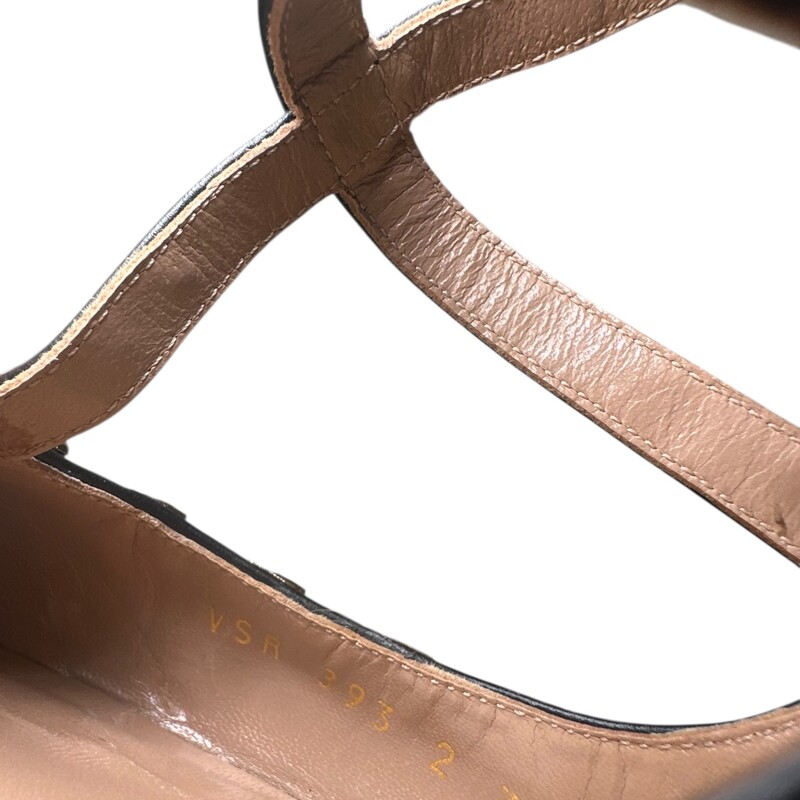 Valentino RockStud Ankle Leather Strap<br />
<br />
Serial Code:VSR393 2<br />
<br />
Size 37.5<br />
<br />
In very good condition. Some wear on the leather near the front toe and some wear on bottoms.<br />
<br />
Comes with original dust bag and box.