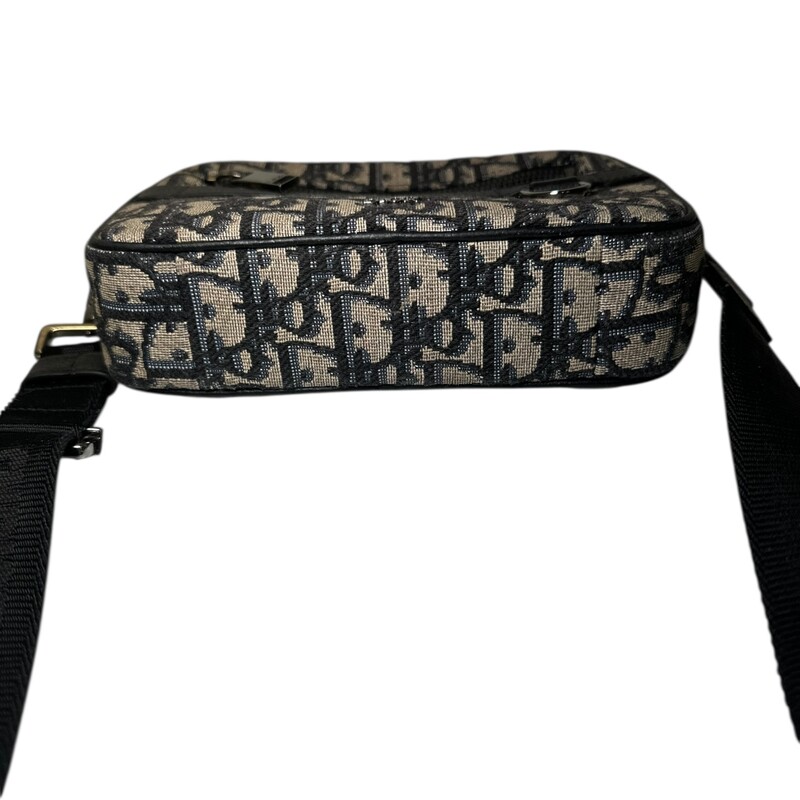 Dior Safari Oblique Mini Crossbody<br />
<br />
Serial Code:27-BO-0253<br />
<br />
In very good condition. Some interior marks and some scratching of the hardware.<br />
<br />
Does not come with original dust bag or box.