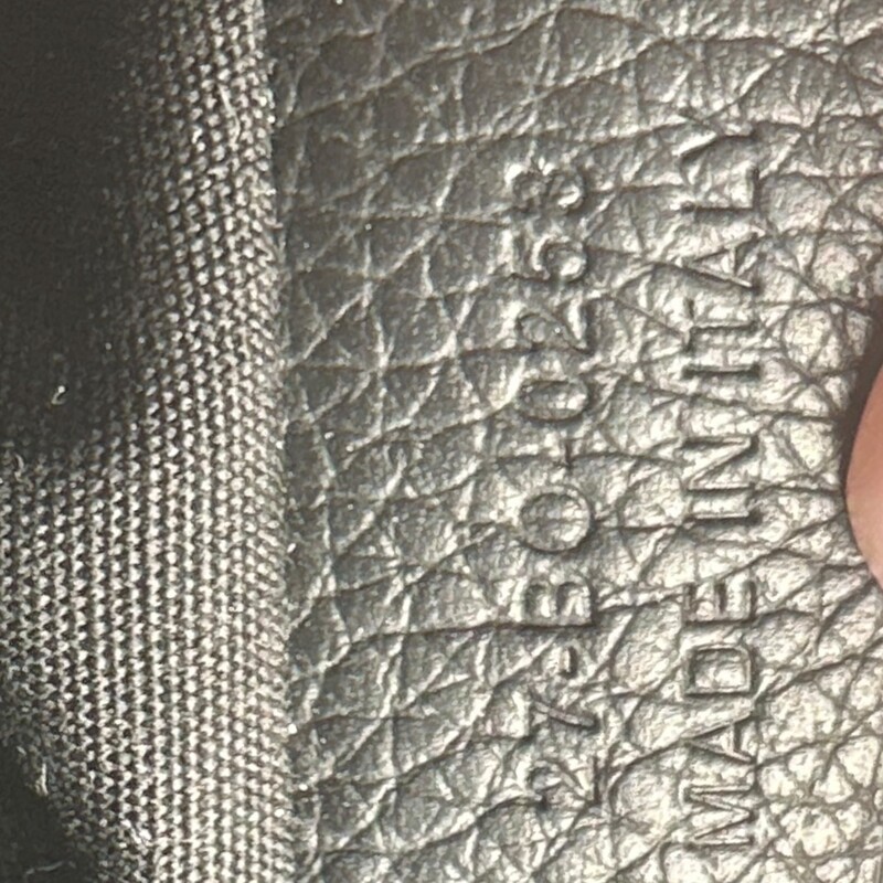 Dior Safari Oblique Mini Crossbody<br />
<br />
Serial Code:27-BO-0253<br />
<br />
In very good condition. Some interior marks and some scratching of the hardware.<br />
<br />
Does not come with original dust bag or box.
