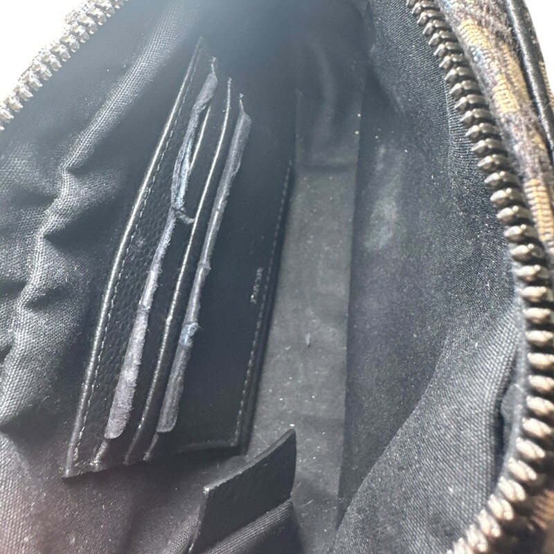 Dior Safari Oblique Mini Crossbody<br />
<br />
Serial Code:27-BO-0253<br />
<br />
In very good condition. Some interior marks and some scratching of the hardware.<br />
<br />
Does not come with original dust bag or box.