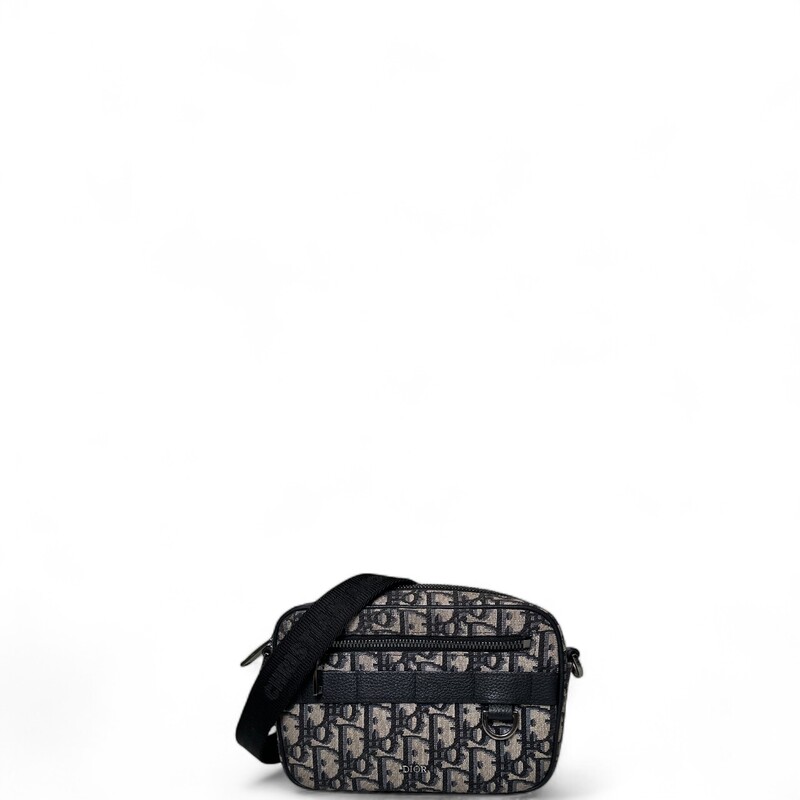 Dior Safari Oblique Mini Crossbody

Serial Code:27-BO-0253

In very good condition. Some interior marks and some scratching of the hardware.

Does not come with original dust bag or box.