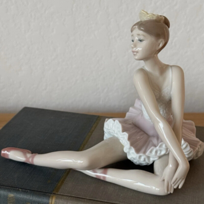 Lladro Graceful Pose
