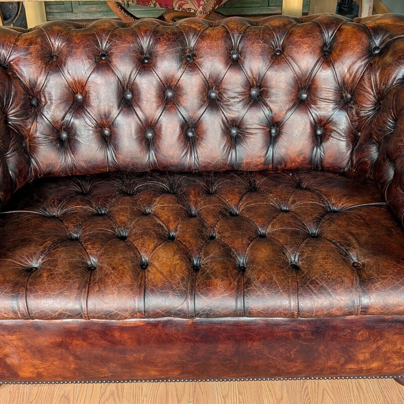 Chesterfield Loveseat, Brown Distressed Leather, Vintage
62 x 34 x 30h