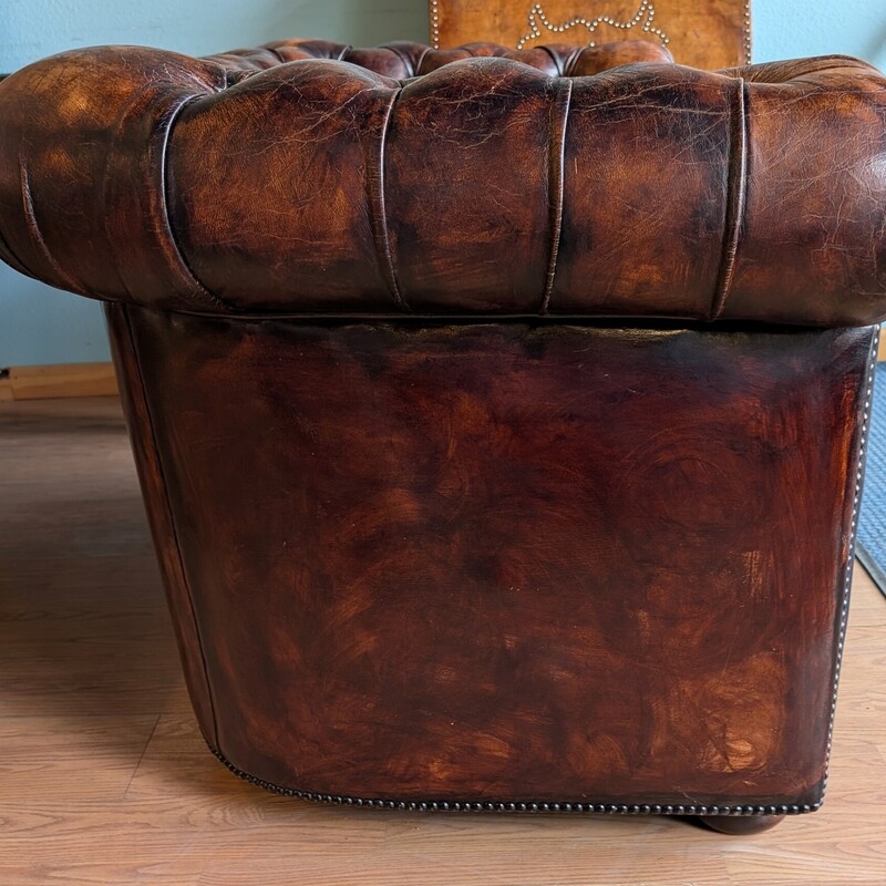 Chesterfield Loveseat, Brown Distressed Leather, Vintage
62 x 34 x 30h