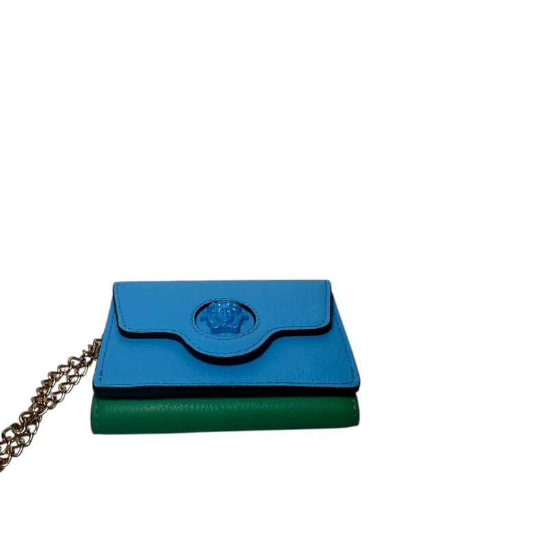 Versace Medusa Wallet on a Chain

Dimensions:3.75 L x 2.7 H inches

In excellent condition. Like new.

Does not come with original dust bag or box.