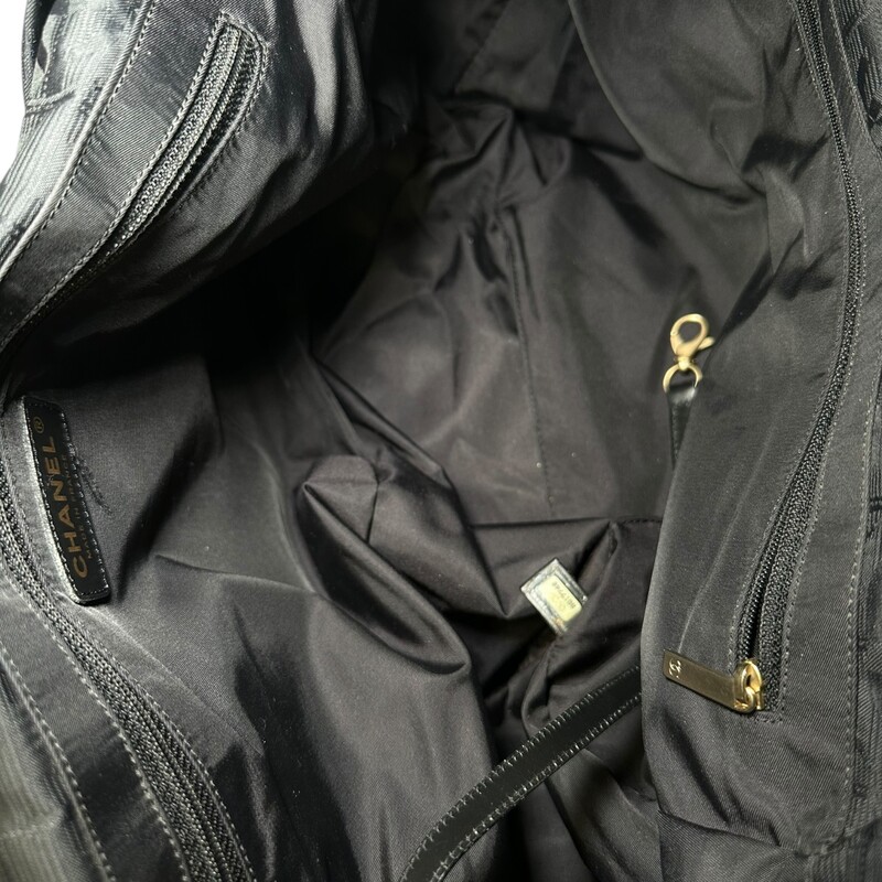 Chanel Nylon Travel Logo Tote<br />
<br />
Serial Code:8617740<br />
<br />
Dimensions: 10 L X 11 H inches<br />
<br />
In very good condition. Some corner wear.<br />
<br />
Does not come with original dust bag or box.