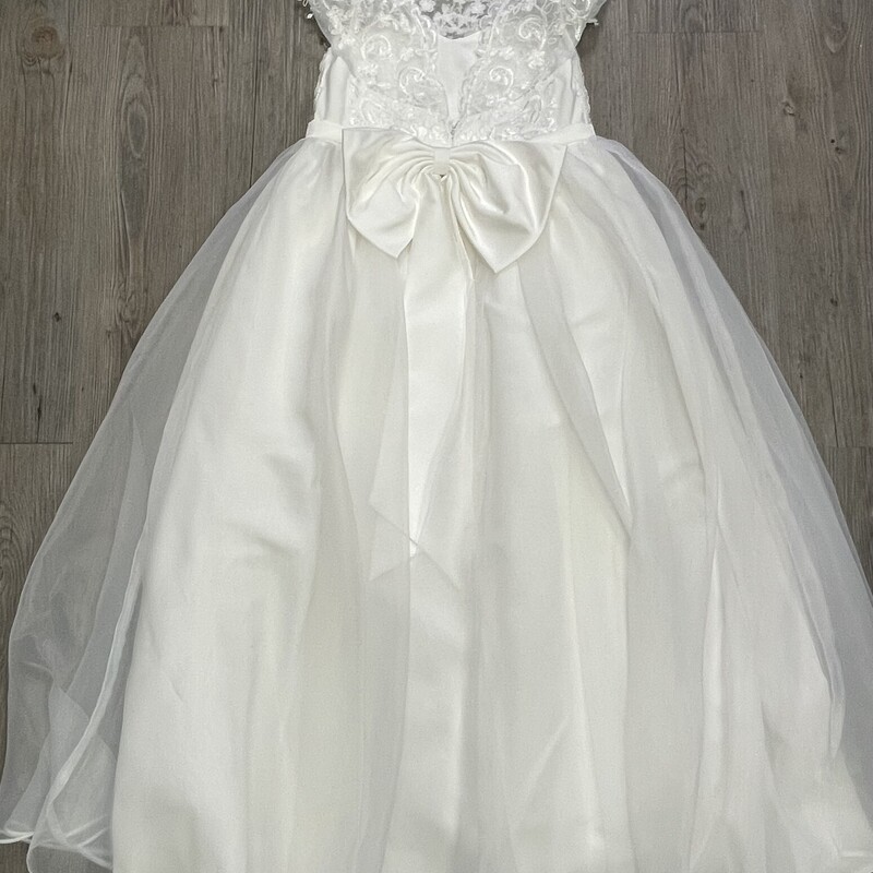 Azazie Flower Girl Dress, White, Size: 8Y<br />
Freshly Dry Cleaned