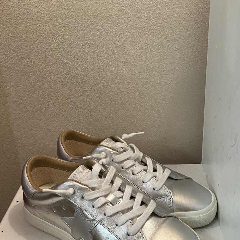 EUC Slv Met Star Sneaker
