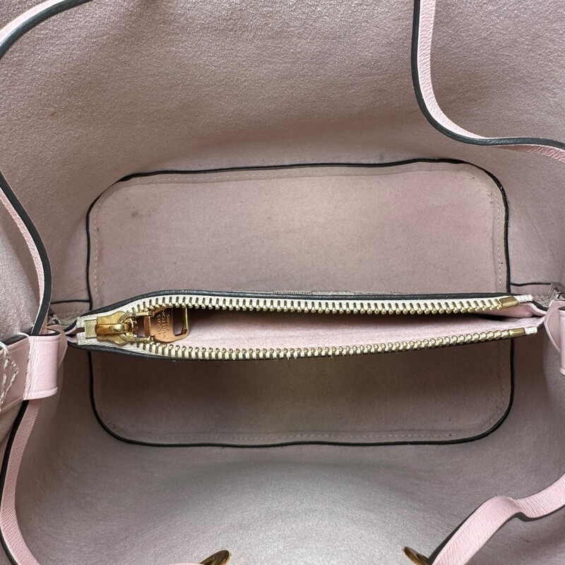 Louis Vuitton Neonoe Damier Azur Bucket Bag<br />
<br />
Lining Ballerina Pink<br />
<br />
Date Code:SP2169<br />
<br />
Dimensions:<br />
<br />
Base length: 10.25 in<br />
Height: 10.25 in<br />
Width: 6.75 in<br />
Drop: 13.5 in<br />
<br />
In very good condition. Some wear and marks on the straps. Some interior marks.<br />
<br />
Does not come with original dust bag or box.