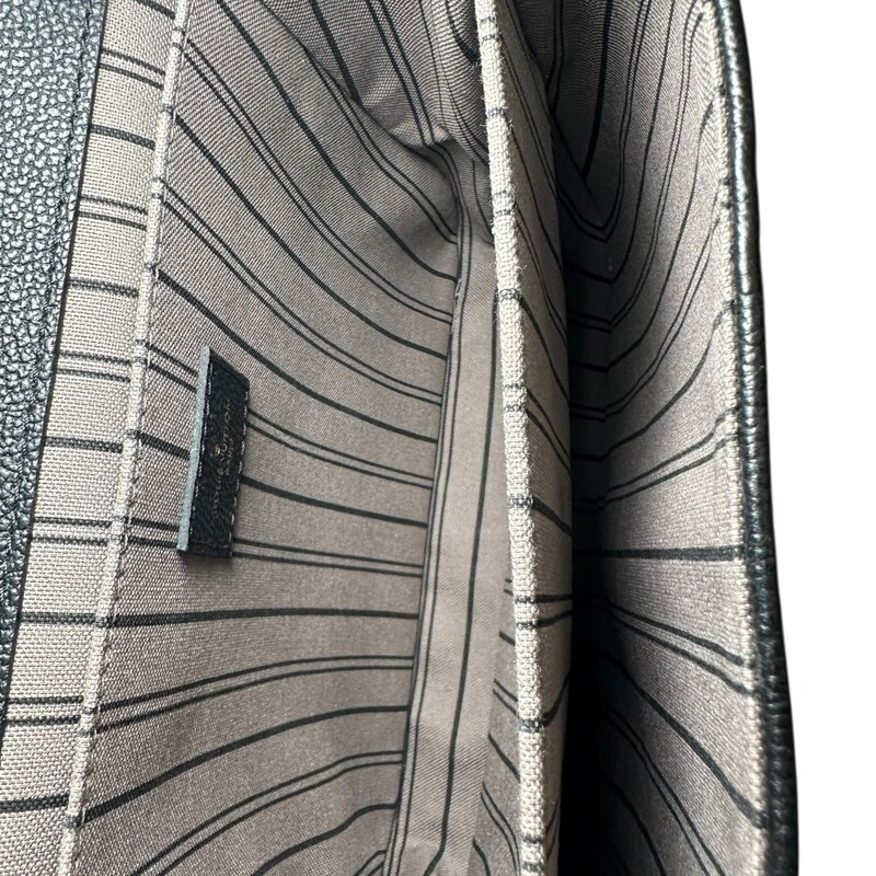 Louis Vuitton Metis Empreinte Crossbody<br />
<br />
Date Code: Chipped<br />
<br />
Dimensions:<br />
9.8 x 7.5 x 2.8 inches<br />
(Length x Height x Width)<br />
<br />
In excellent condition. Light scratching to the front of the hardware.<br />
<br />
Comes with the original dust bag. No box.