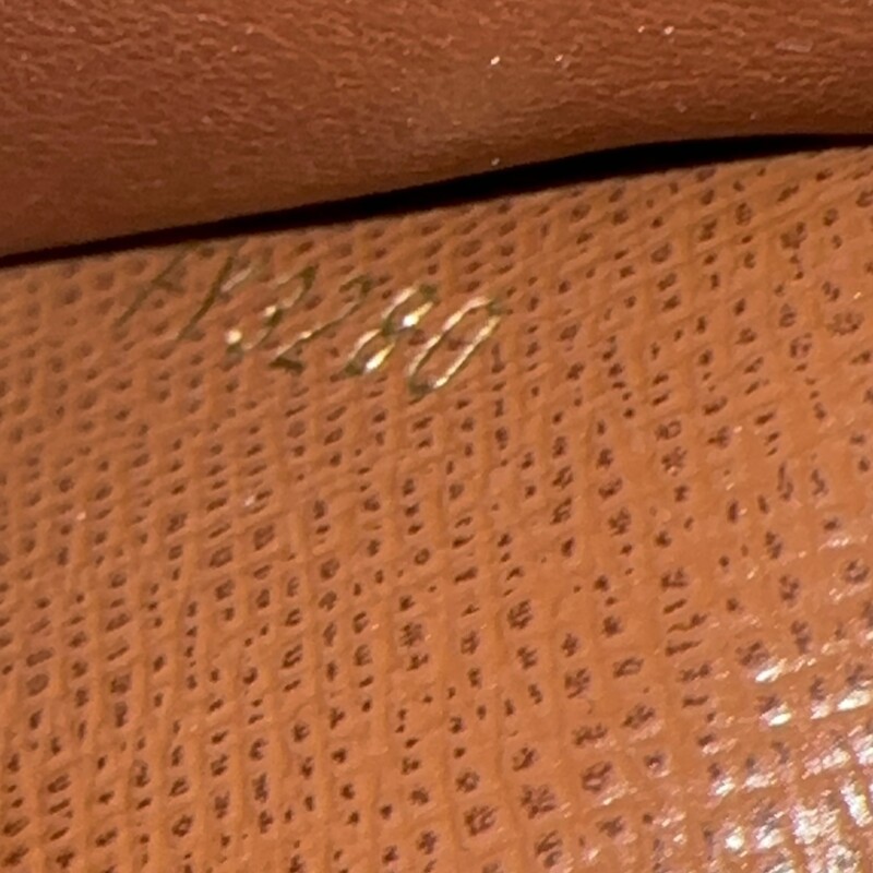 Louis Vuitton Victorine Wallet Monogram<br />
<br />
Date Code: Chipped<br />
<br />
Dimensions:<br />
4.7 x 3.7 x 1 inches<br />
(Length x Height x Width)<br />
<br />
In excellent condition. New<br />
<br />
COmes with original dust bag. No box.