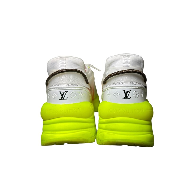 Louis Vuitton Run 55 Sneakers Colorblock<br />
<br />
Size: 35<br />
<br />
Code: GO 0252<br />
<br />
In very good condition. Light scuffs to the bottom of the shoes.<br />
<br />
Does not come with the original dust bag or box.