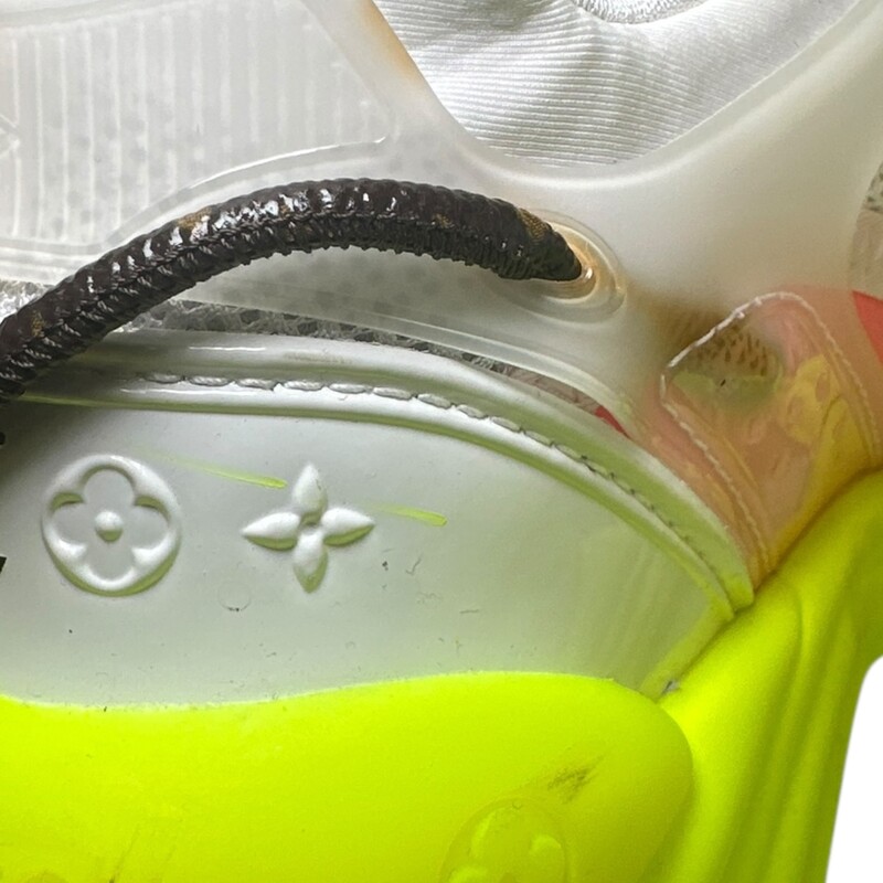 Louis Vuitton Run 55 Sneakers Colorblock<br />
<br />
Size: 35<br />
<br />
Code: GO 0252<br />
<br />
In very good condition. Light scuffs to the bottom of the shoes.<br />
<br />
Does not come with the original dust bag or box.