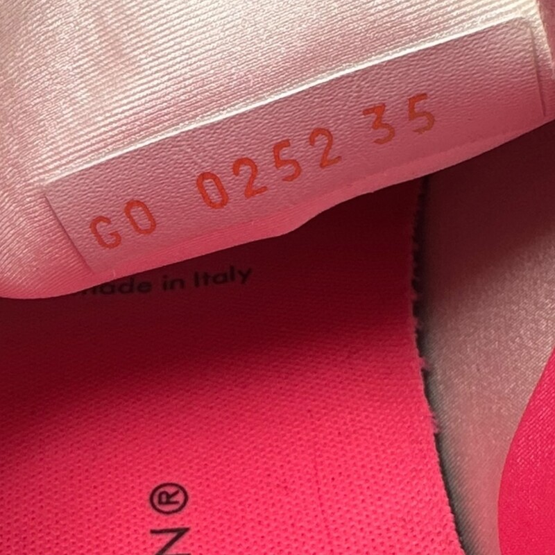 Louis Vuitton Run 55 Sneakers Colorblock<br />
<br />
Size: 35<br />
<br />
Code: GO 0252<br />
<br />
In very good condition. Light scuffs to the bottom of the shoes.<br />
<br />
Does not come with the original dust bag or box.
