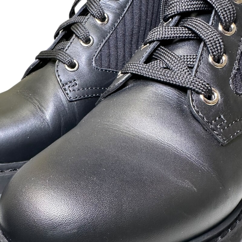 Fendi Rockoo Black Leather Boots<br />
<br />
Size 36.5<br />
<br />
In very good condition. Some distressing of the leather.<br />
<br />
Comes with the original dust bag and box.