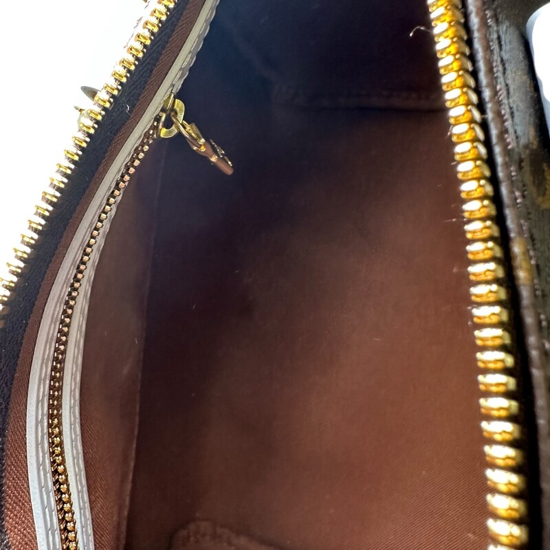 Louis Vuitton LV Match Monogram Speedy Banouliere 25 White<br />
<br />
Dimensions:<br />
Length: 10 in<br />
Height: 7.5 in<br />
Width: 6 in<br />
Drop: 3.5 in<br />
Drop: 20.5 in<br />
<br />
In excellent condition.<br />
<br />
Comes with the original dust bag. No box. Lock and keys.