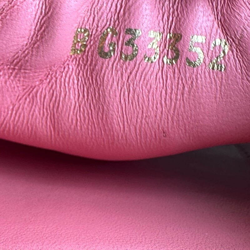 Chanel Lambskin Quilted Espadrille Slides Pink Slides<br />
<br />
Size 38<br />
<br />
Code: G33352<br />
<br />
In very good condition. Wear to the interior and exterior sole.<br />
<br />
Does not come with the original dust bag or box.