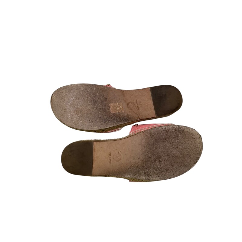 Chanel Lambskin Quilted Espadrille Slides Pink Slides<br />
<br />
Size 38<br />
<br />
Code: G33352<br />
<br />
In very good condition. Wear to the interior and exterior sole.<br />
<br />
Does not come with the original dust bag or box.