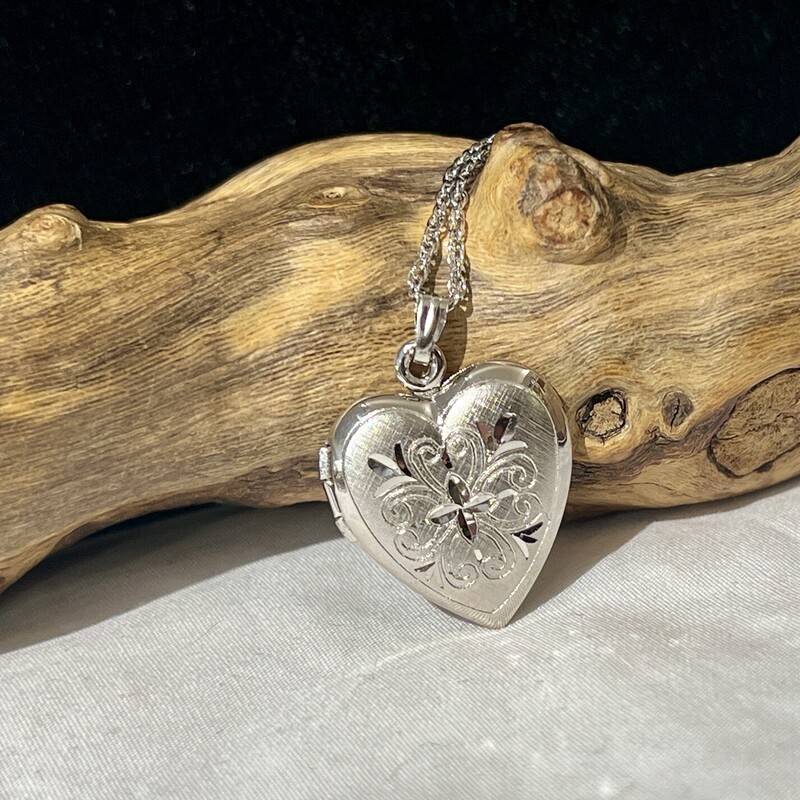 NE925heartLocket