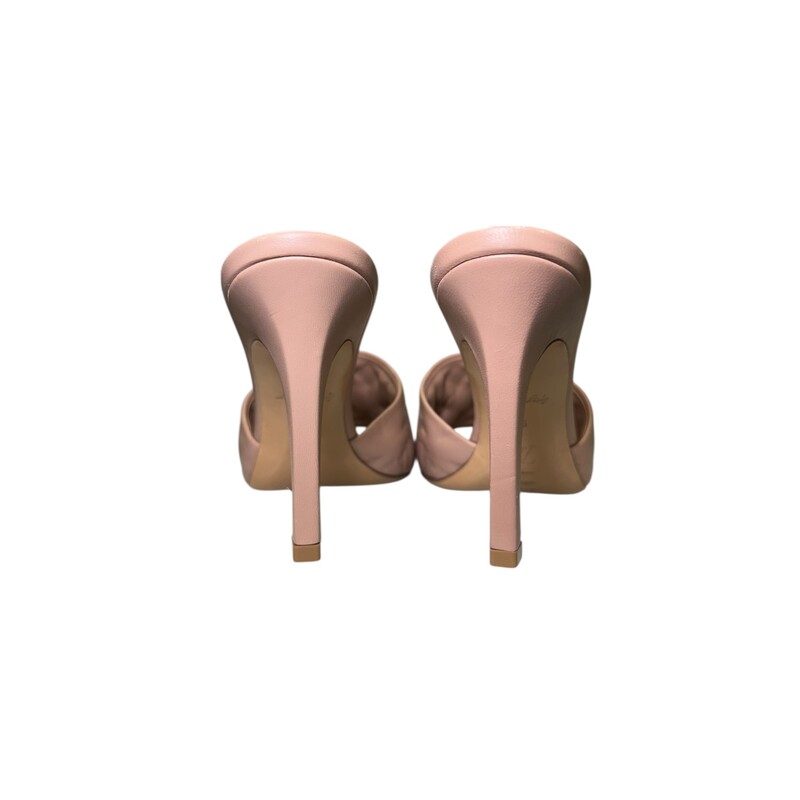 Louis Vuitton Revival Nude

Size: 38

Code GG0272

In excellent condition. Light scuff on toe.

Comes with the original dust bag. No box.