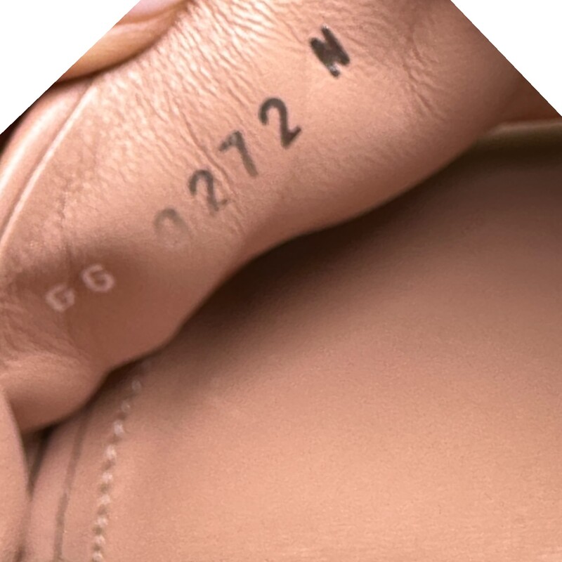 Louis Vuitton Revival Nude

Size: 38

Code GG0272

In excellent condition. Light scuff on toe.

Comes with the original dust bag. No box.