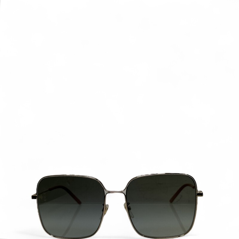 Gucci Oversized Square Gold 0443S

In very good condition. Light scratching to the lens.

Come switht he dust case and case.