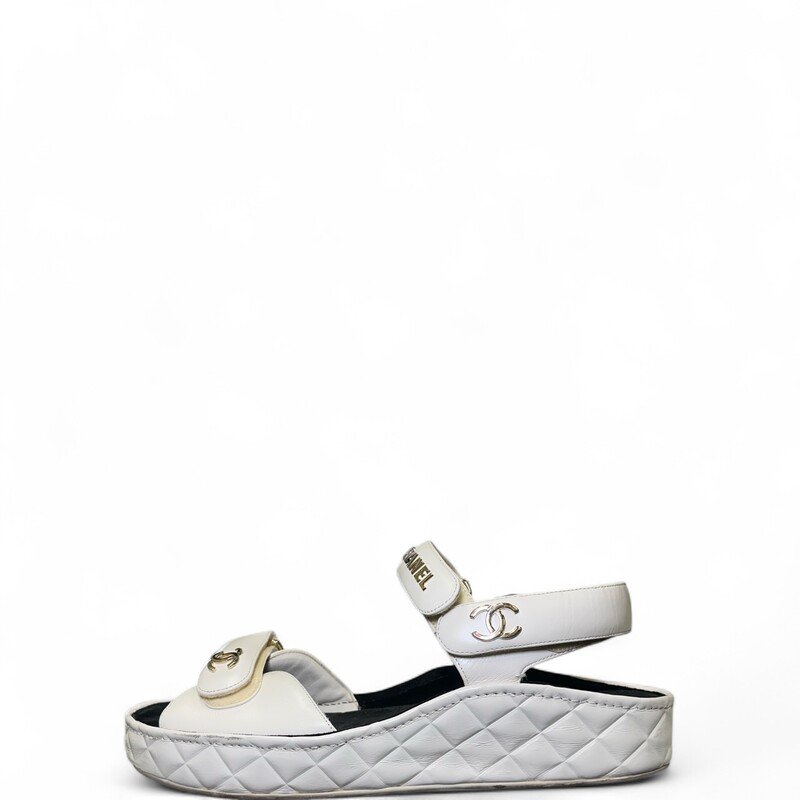 Chanel Shiny Platform Logo Espadrilles

Size 42

A G37456

In good condition. Wear throughout the shoes. Yellowing around the velcor. Scuffs around the shoes and back of heels.

Does not come with the original dust bag or box.