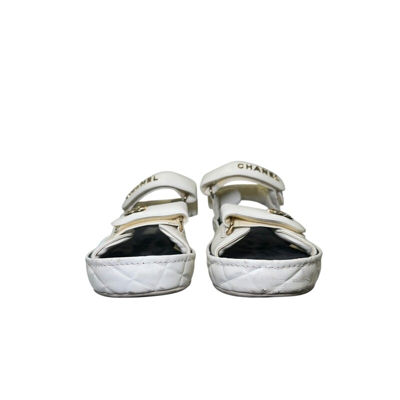 Chanel Shiny Platform Logo Espadrilles

Size 42

A G37456

In good condition. Wear throughout the shoes. Yellowing around the velcor. Scuffs around the shoes and back of heels.

Does not come with the original dust bag or box.