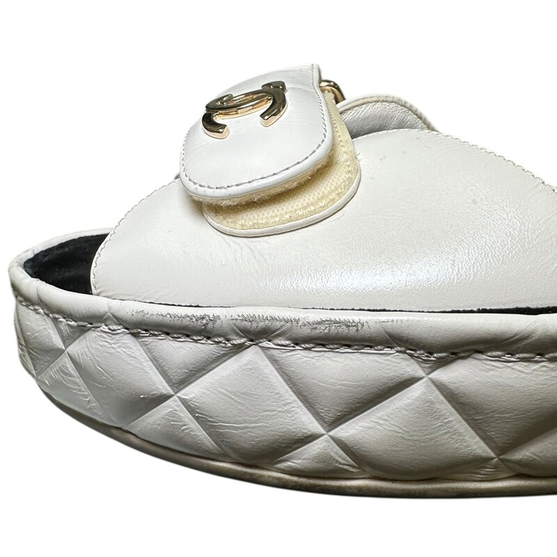 Chanel Shiny Platform Logo Espadrilles<br />
<br />
Size 42<br />
<br />
A G37456<br />
<br />
In good condition. Wear throughout the shoes. Yellowing around the velcor. Scuffs around the shoes and back of heels.<br />
<br />
Does not come with the original dust bag or box.