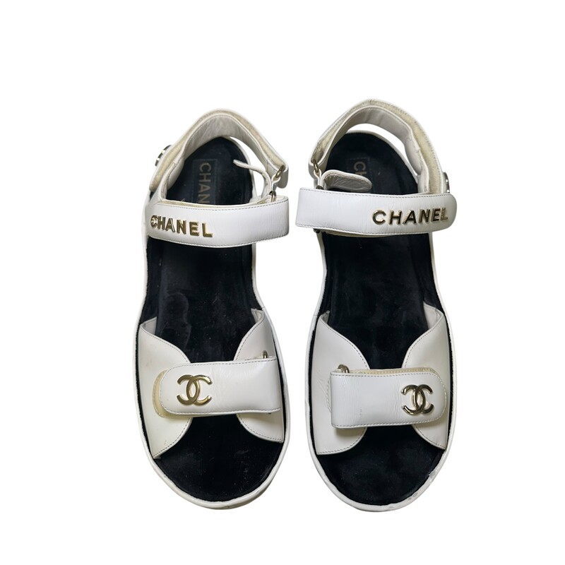 Chanel Shiny Platform Logo Espadrilles

Size 42

A G37456

In good condition. Wear throughout the shoes. Yellowing around the velcor. Scuffs around the shoes and back of heels.

Does not come with the original dust bag or box.