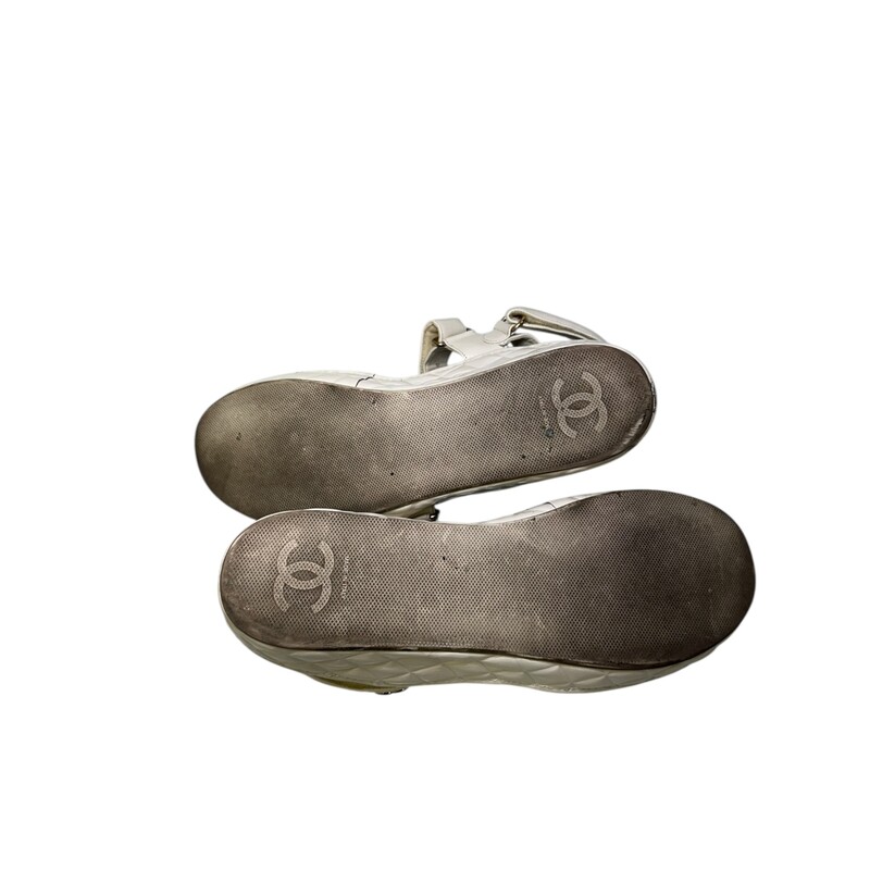 Chanel Shiny Platform Logo Espadrilles<br />
<br />
Size 42<br />
<br />
A G37456<br />
<br />
In good condition. Wear throughout the shoes. Yellowing around the velcor. Scuffs around the shoes and back of heels.<br />
<br />
Does not come with the original dust bag or box.