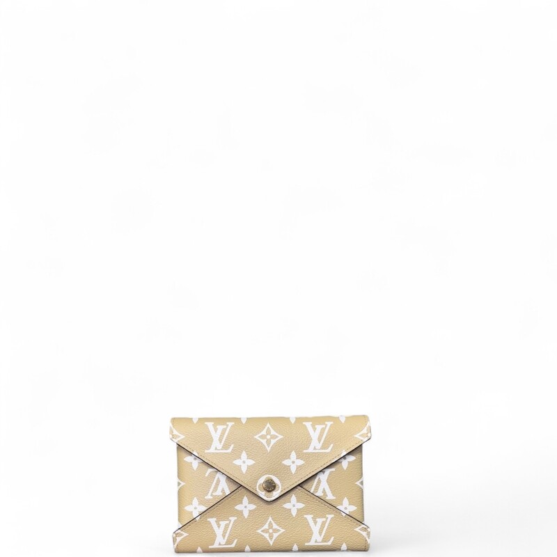 Louis Vuitton Kirigami Tan

Date Code SD1119

In excellent condition.

Does not come with the original dust bag or box.