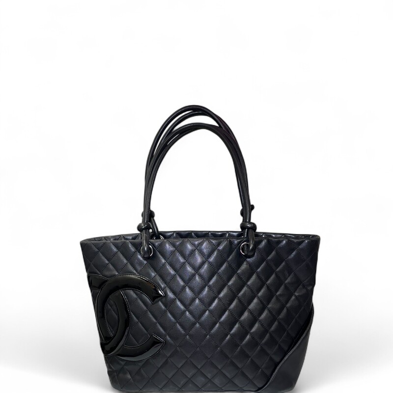 Chanel Cambone Leather Tote

Serial Code: 10596778

Dimensions:
Base length: 11.75 in
Height: 9.5 in
Width: 5.75 in
Drop: 8 in

In very good condition. Some corner wear and interior marks.

Does not come with original dust bag or box.