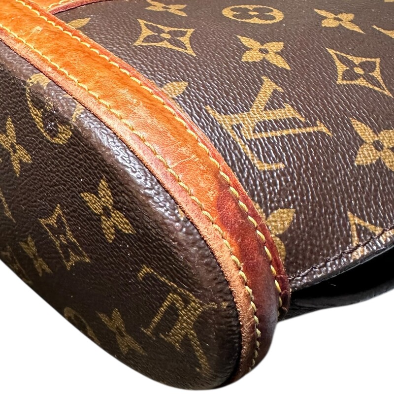 Louis Vuitton Babylone Tote Handbag<br />
<br />
Date Code: VI 0976<br />
<br />
Dimensions:<br />
Height: 12.25<br />
Width: 14<br />
Depth: 4.5<br />
<br />
In good condition. Waters marks on the leather and interior marks.The interior zippered pocket has some peeling and stickiness.<br />
<br />
Does not come with original dust bag or box,