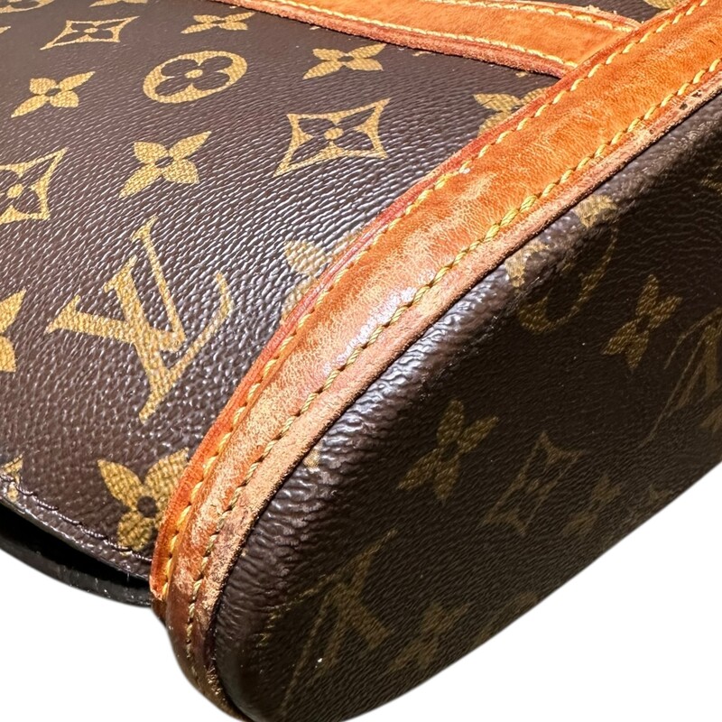 Louis Vuitton Babylone Tote Handbag<br />
<br />
Date Code: VI 0976<br />
<br />
Dimensions:<br />
Height: 12.25<br />
Width: 14<br />
Depth: 4.5<br />
<br />
In good condition. Waters marks on the leather and interior marks.The interior zippered pocket has some peeling and stickiness.<br />
<br />
Does not come with original dust bag or box,