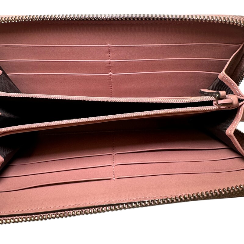Gucci Micro GG Zippy Pink Wallet

Style Code: 449391.534563

Dimensions: 8L x 4H inches

In good condition. Some corner wear.

Does not come with original dust bag or box.